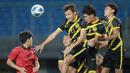 <p>Pemain Timnas Malaysia U-19, Muhammad Haiqal, berusaha menyundul bola saat melawan Timnas Laos U-19 pada laga final Piala AFF U-19 2022 di Stadion Patriot Chandrabhaga, Bekasi, Jumat (15/7/2022). (Bola.com/Bagaskara Lazuardi)</p>