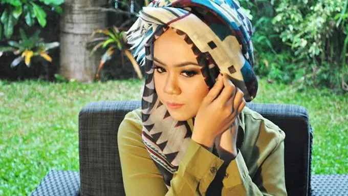 Jarum pentul bisa tertelan saat benarkan hijab/copyright: Vemale.com/talent:@gabyelradha