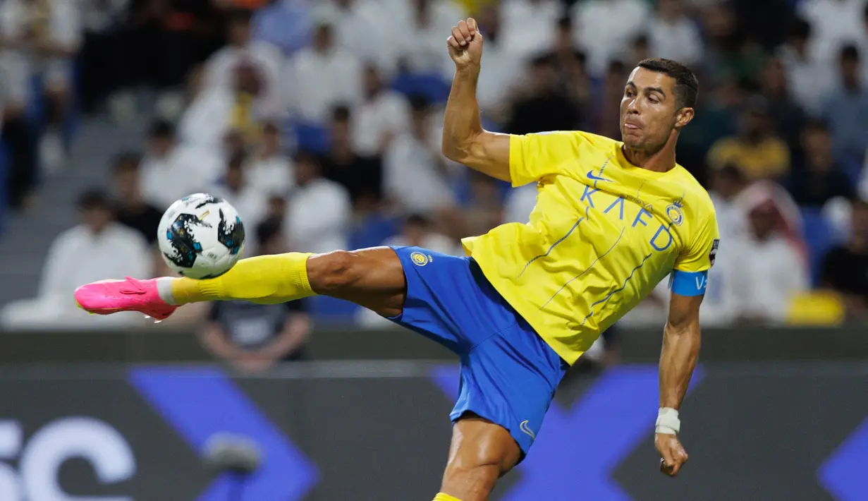 Pemain Al Nassr, Cristiano Ronaldo, berhasil mencetak gol lewat tendangan voli ke gawang Al Shabab yang akhirnya dianulir wasit dalam pertandingan pertama Grup C Arab Club Champions Cup 2023 di Stadion King Fahd, Taif, Sabtu (29/7/2023) dini hari WIB. (AFP)