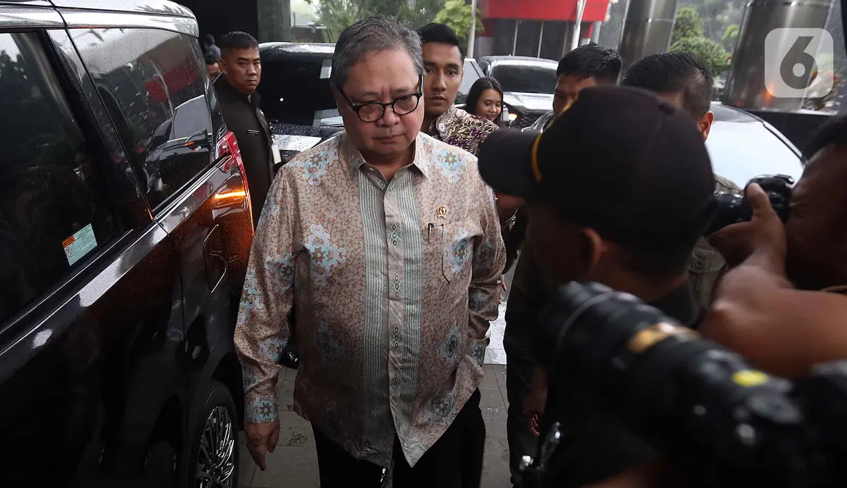 Amerika Serikat akan mengenakan tarif 19% atas barang dari Indonesia. Tampak dalam foto, Menteri Koordinator (Menko) Bidang Perekonomian, Airlangga Hartarto (tengah) sesaat sebelum meninggalkan Gedung Merah Putih Komisi Pemberantasan Korupsi (KPK), Jakarta, Rabu (14/1/2026). (Liputan6.com/Helmi Fithriansyah)
