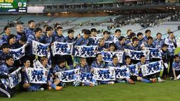 Pemain Jepang berpose untuk foto tim saat merayakan kemenangan atas Australia usai pertandingan play-off Piala Dunia 2022 di Stadium Australia di Sydney, Kamis (24/3/2022). Kemenangan ini juga memastikan Jepang mengamankan satu tiket Piala Dunia 2022. (AP Photo/Mark Baker)