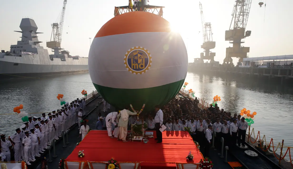 Seorang pastor memanjatkan doa sebelum peluncuran kapal selam kelas ketiga Scorpene Karanj di Mumbai, India, Rabu (31/1). Kapal selam tersebut dibangun oleh pembuat kapal Mazagon Dock Limited (MDL). (AP Photo/Rafiq Maqbool)