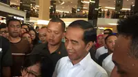 Presiden Joko Widodo atau Jokowi melayani permintaan warga di FX Sudirman untuk salaman dan foto, Sabtu (13/7/2019).(Liputan6.com/ Lizsa Egeham)