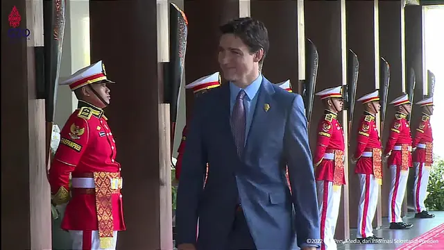 PM Kanada Justin Trudeau tersenyum kepada petugas yang berjaga di The Apurva Hotel, Nusa Dua, Bali, Selasa (15/11/2022). (Dok. Sekretariat Presiden via Youtube)
