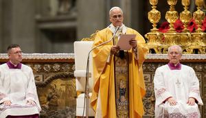 Ia mengajak semua pihak yang berkehendak baik untuk menghormati setidaknya satu hari perdamaian pada Hari Natal, tanpa senjata dan kekerasan. Tampak dalam foto, Paus Leo XIV menyampaikan pesannya selama Misa Malam Natal di Basilika Santo Petrus, Vatikan, Rabu 24 Desember 2025. (AP Photo/Gregorio Borgia)
