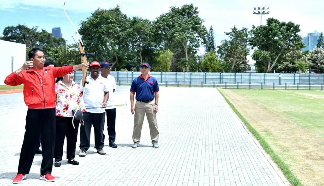 Presiden Joko Widodo, bersiap melepas anak panah saat meresmikan lapangan panahan di kawasan Gelora Bung Karno, Jakarta, Sabtu (2/12/2017). Presiden meresmikan empat venue yang akan digunakan untuk Asian Games 2018. (Biro Pres Setpres/Rustam)