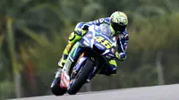 Pebalap Movistar Yamaha, Valentino Rossi, menempati posisi kelima saat latihan bebas pertama MotoGP Malaysia, Jumat (28/10/2016). (AFP/Manan Vatsyayana)