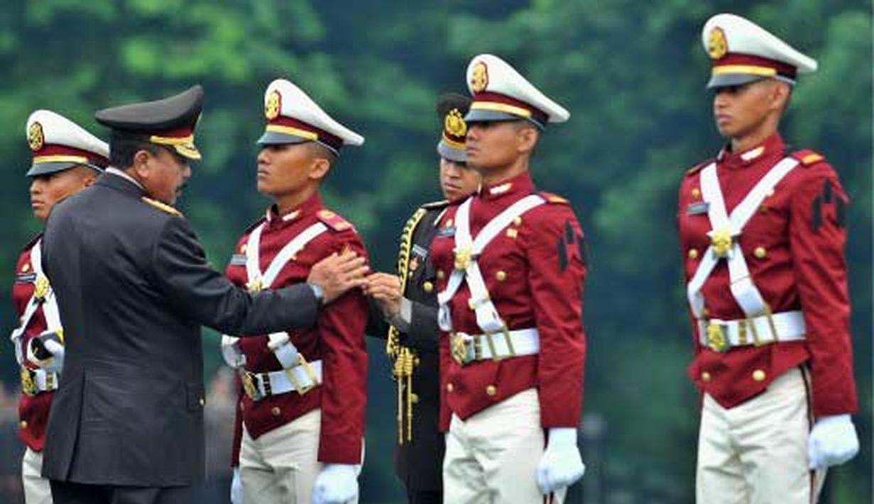 Kapolri Jenderal Timur Pradopo Menyematkan Tanda Pangkat