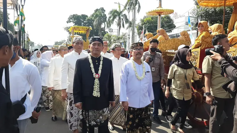Saat Pimpinan Daerah di Cirebon Bersama Warga Jalan Kaki ke Makam Sunan Gunung Jati