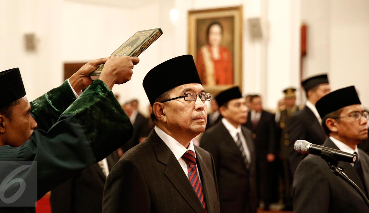 Ketua Dewan Pengawas Chairul Radjab Nasution saat diambil sumpah jabatannya di Istana Negara, Jakarta, Selasa (23/2). Presiden Jokowi melantik dewan pengawas dan direksi BPJS Kesehatan serta Ketenagakerjaan periode 2016-2021. (Liputan6.com/Faizal Fanani)