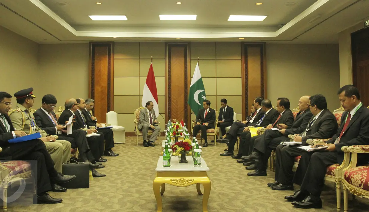Suasana Pertemuan antara Indonesia dengan Pakistan di sela KTT Luar Biasa OKI di Jakarta, Senin (7/2/2016). Pertemuan membahas peranan negara Islam dalam proses perdamaian Palestina-Israel. (Liputan6.com/Faizal Fanani)