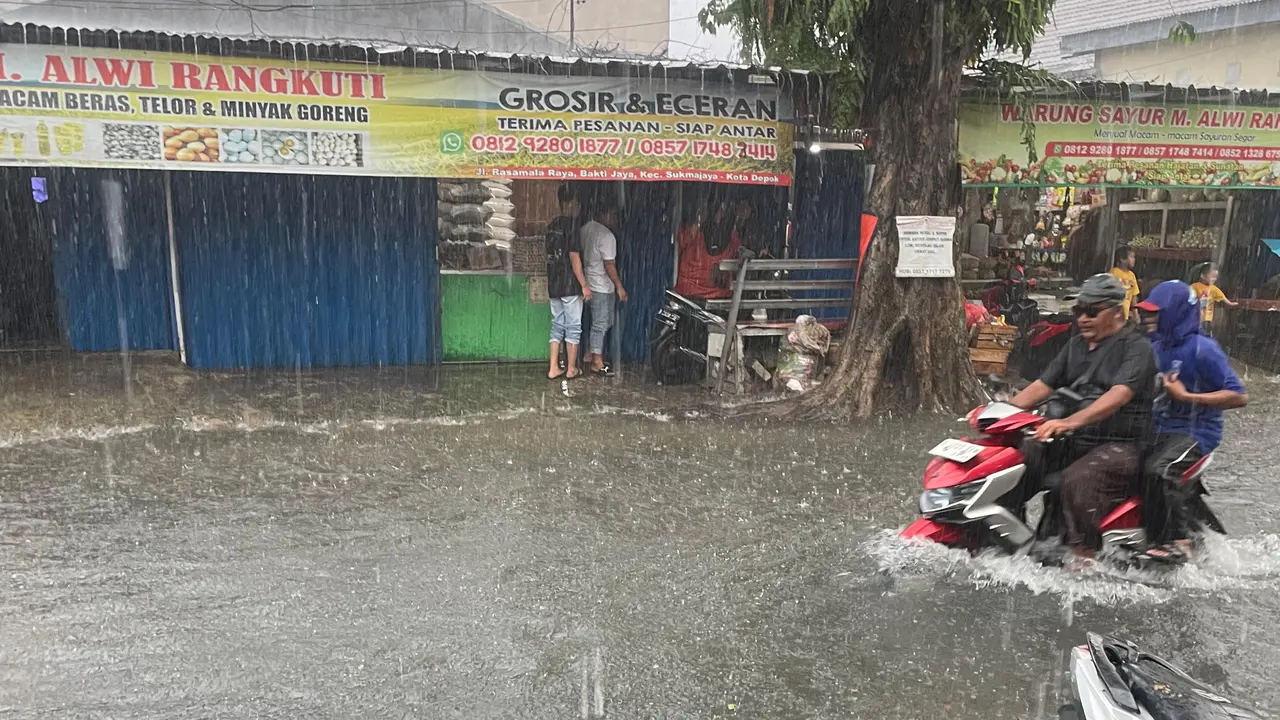 Pengendara sepeda motor melintas banjir di Jalan Keadilan Raya, Depok. (Liputan6.com/Dicky Agung Prihanto)