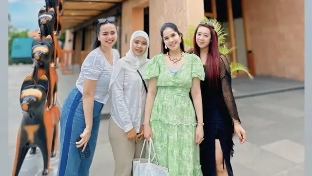 Tampilan Akhir Tahun Annisa Pohan Liburan ke Bali.
