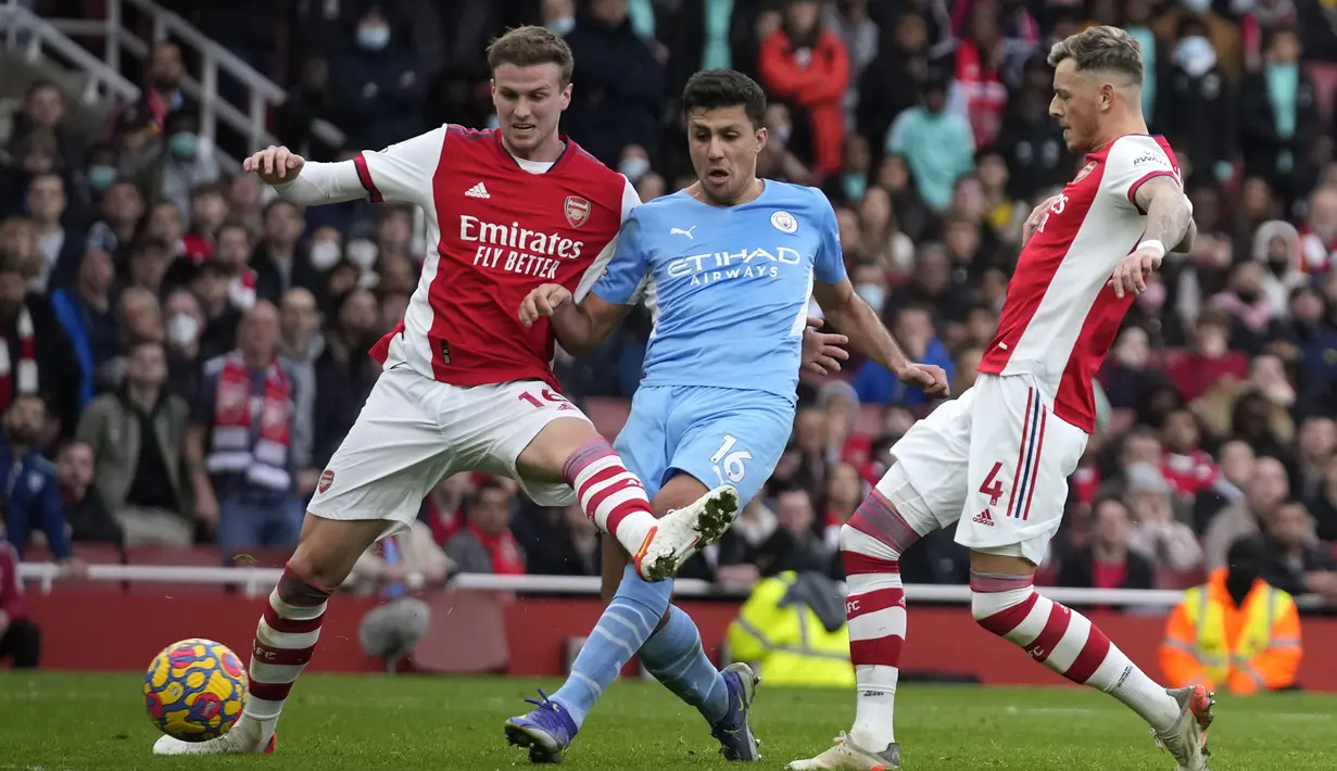 Ketika laga hampir berakhir imbang 1-1, Manchester City berhasil mencetak gol di masa injury time melalui sepakan Rodri usai menerima umpan Kevin De Bruyne. (AP/Matt Dunham)