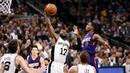 Pemain Spurs, Jonathon Simmons #17 mengamankan bola rebound dari kejaran pemain Phoenix Suns, Brandon Knight #11  pada laga NBA di AT&T Center, (28/12/2016). (Reuters/Soobum Im-USA TODAY Sports)