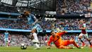 Penyerang Manchester City, Raheem Sterling saat melewati kiper West Ham United, Adrian pada lanjutan liga Inggris di Stadion Etihad, Inggris (28/8). Sterling mencetak dua gol yang membuat City menang 3-1 atas West Ham. (Reuters/Darren Staples)