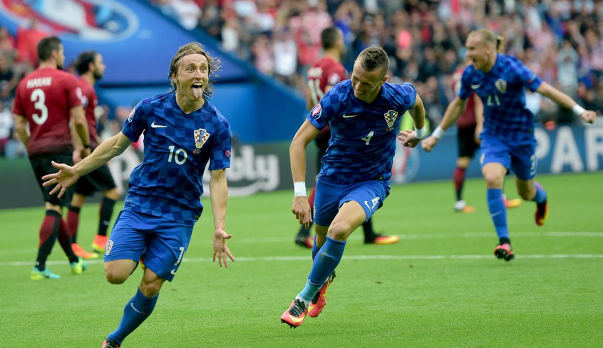 Luka Modric mencetak gol tunggal kemenangan Kroasia atas Turki, (12/6/2016). Selain itu, Modric juga menciptakan dua peluang di depan gawang Turki. (AFP/Bulent Kilic)