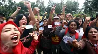 Sejumlah warga menunjukan KTP saat  pengumpulan KTP di depan Balai Kota, Jakarta, Kamis (5/11). Pendataan dan pengumpulan KTP tersebut sebagai petisi penangguhan penahanan Ahok sebagai Tahanan Kota. (Liputan6.com/Johan Tallo)