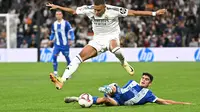 Pemain depan Real Madrid asal Prancis Kylian Mbappe melompat untuk merebut bola selama pertandingan sepak bola liga Spanyol antara Real Madrid CF dan Deportivo Alaves di stadion Santiago Bernabeu di Madrid pada tanggal 24 September 2024.JAVIER SORIANO / AFP