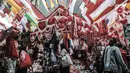 Pengunjung memilih pernak-pernik Hari Kemerdekaan di Pasar Jatinegara, Jakarta, Minggu (2/8/2020). Menjelang perayaan HUT ke-75 Republik Indonesia, Pasar Jatinegara mulai dipadati warga yang ingin mencari beragam pernak-pernik hiasan kemerdekaan. (merdeka.com/Iqbal Nugroho)