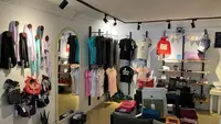 Salah satu sudut toko souvenir bernama Daughters of Cambodia di Phnom Penh. (Bola.com/Gregah Nurikhsani)