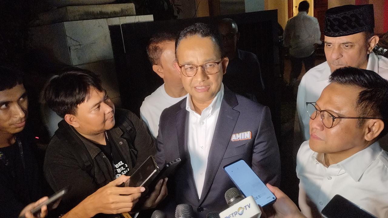 Calon presiden (capres) dan calon wakil presiden (cawapres) nomor urut satu Anies Baswedan-Muhaimin Iskandar (AMIN) menemui Wakil Presiden RI ke-10 dan ke-12 Jusuf Kalla (JK) usai debat cawapres di JCC, Senayan, Jakarta Pusat, Jumat (22/12/2023).