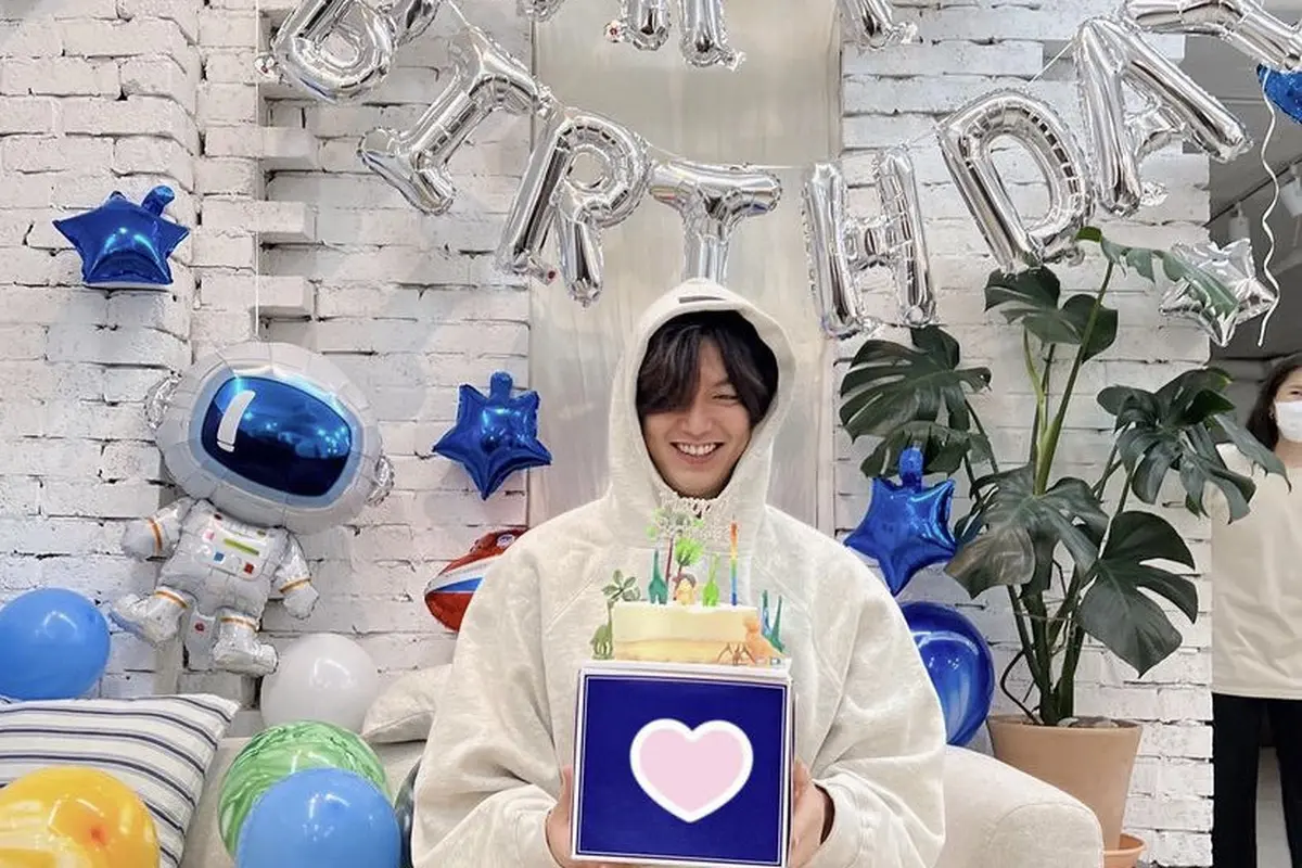 Tampilan sederhana Lee Min Ho saat ulang tahunnya
