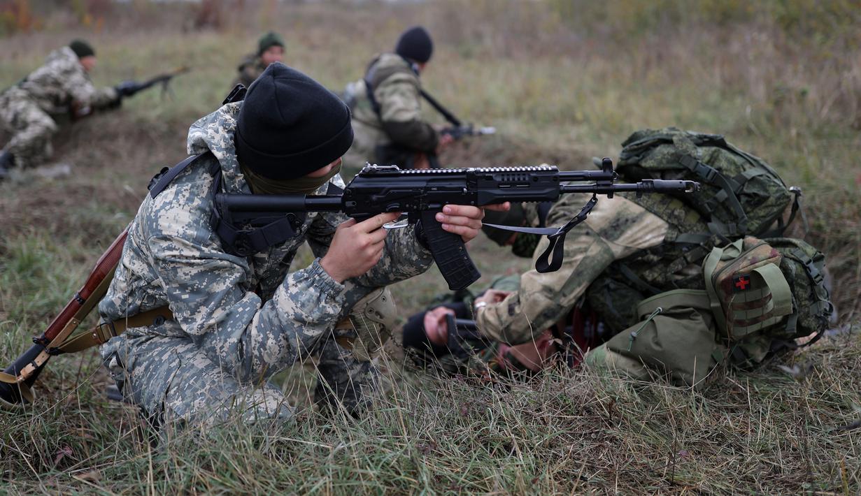 Rekrutan memegang senjata saat pelatihan militer di lapangan tembak di wilayah Krasnodar, Rusia, 21 Oktober 2022. Presiden Rusia Vladimir Putin beberapa waktu lalu mengumumkan mobilisasi militer parsial. Akan ada 300.000 tentara cadangan dikirim berperang ke Ukraina. (AP Photo)