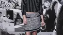Kristen Stewart berpose menghadiri koleksi busana Chanel Spring/Summer 2023 selama Paris Fashion Week di Paris pada Selasa, 4 Oktober 2022. Aktris berusia 32 tahun itu memilih sweater bisbol yang dihiasi logo rumah mode mewah dengan rok mini bouclé. (Photo by Vianney Le Caer/Invision/AP)