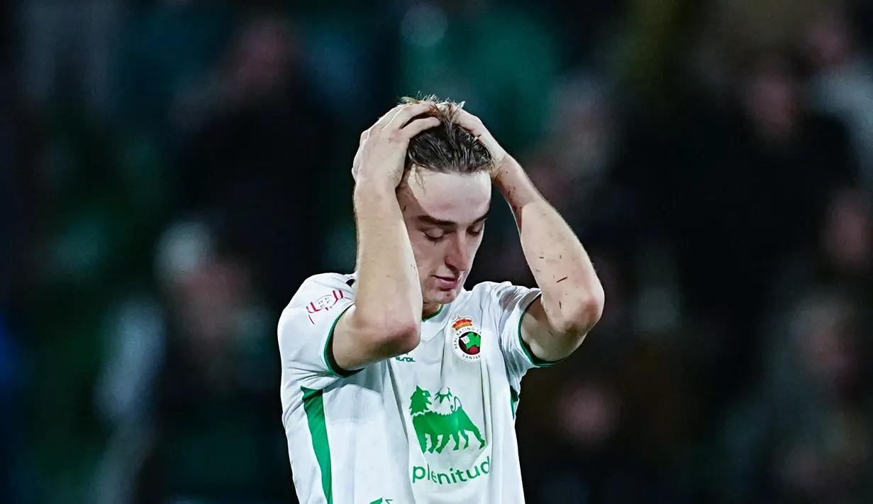 Pemain Racing Santander, Javier Castro, tampak kecewa setelah ditaklukkan Barcelona pada babak 16 besar Copa del Rey di Estadio El Sardinero, Jumat (16/1/2025). (AP Photo/Miguel Oses)