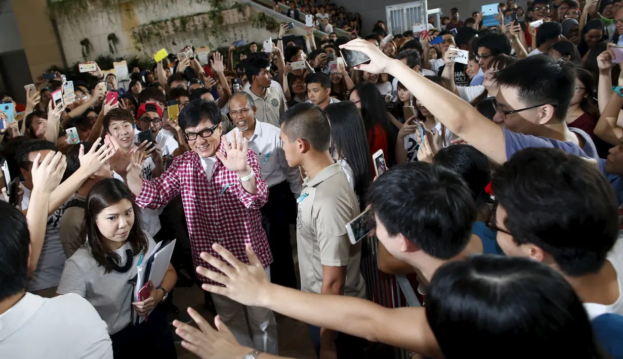 Jackie Chan saat menyapa para mahasiswa usai peluncuran aplikasi mobile game anti-narkoba 'Aversion', Singapura, Kamis (7/5/2015). Aplikasi ini sebagai kepedulian tentang bahaya penyalahgunaan narkoba. (Reuters/Edgar Su)