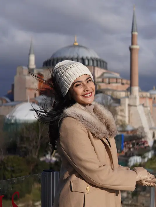 Turki kini tengah memasuki musim dingin, tak heran jika bintang film ‘Si Doel the Movie’ itu tampak memakai baju hangat dan topi kupluk. Meski begitu, penampilannya terlihat begitu kece, tak kalah dari sang putra Eddy Meijer yang masih remaja berusia 15 tahun. (Liputan6.com/IG/@maudykoesnaedi)