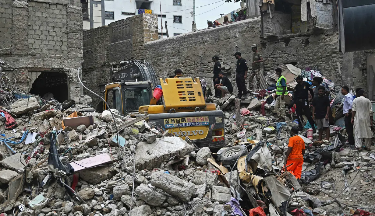 Operasi penyelamatan mengerahkan berbagai pihak terkait, termasuk Pemerintah Kota Karachi (KMC), militer Pakistan, serta tim tanggap darurat lainnya. (Rizwan TABASSUM/AFP)