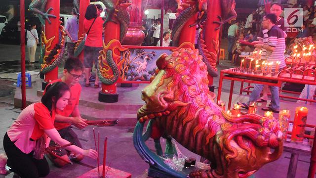 Sembahyang Malam Imlek di Vihara Amurva Bhumi