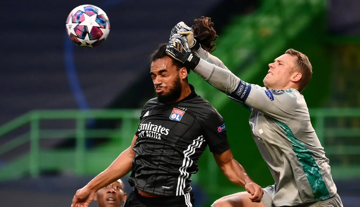 Kiper Bayern Munchen, Manuel Neuer berusaha menghalau bola sundulan bek Lyon, Jason Denayer pada pertandingan Semifinal Liga Champions di stadion Jose Alvalade di Lisbon, Portugal, Rabu, (19/8/2020). Munchen menang telak 3-0 dan melaju ke Final. (Franck Fife / Pool via AP)