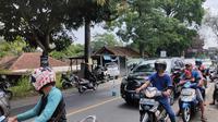 Penampakan sejumlah kendaraan mulai memadati jalur wisata ke Kabupaten Kuningan Jawa Barat selama masa cuti lebaran 2023. Foto (Liputan6.com / Panji Prayitno)