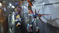 Sejumlah model robot mainan Gundam dalam pameran Gundam di Siam Paragon di Bangkok, Thailand (24/9/2020). Pameran tersebut dibuka pada Kamis (24/9) di mal Siam Paragon dan akan berlangsung hingga 4 Oktober mendatang. (Xinhua/Rachen Sageamsak)