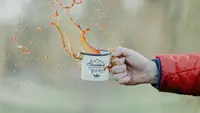 Ilustrasi hujan dan kopi. (Photo by Thom Holmes on Unsplash)