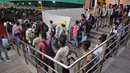Penumpang mengantre untuk tes COVID-19 di stasiun kereta api di Ahmedabad, India, Senin (7/9/2020).  Jumlah kematian akibat COVID-19 di India kini mencapai 71.642 orang. (AP Photo/Ajit Solanki)