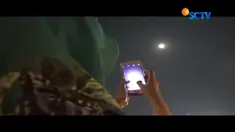 Warga Jember sambut supermoon  dengan mendatangi tempat terbuka seperti alun-alun Kota Jember, Jawa Timur, hingga malam.