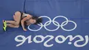 Eliza McCartney saat terjatuh diatas matras setelah melewati mistar pada final  Olimpiade Rio 2016 di Olimpic Stadium, Brasi, (20/8/2016). (AFP /Antonin Thuillier)