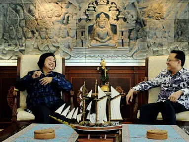 Menteri Lingkungan Hidup dan Kehutanan Siti Nurbaya (kiri) bertemu Ketua DPD RI Irman Gusman (kanan) di Gedung DPD, Jakarta, Rabu (5/11/2014). (Liputan6.com/Andrian M Tunay) 