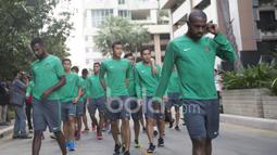 Boaz Solossa memimpin rekan-rekannya berlatih ringan jelang laga Final leg kedua Piala AFF 2016 di Thailand.  (Bola.com/Vitalis Yogi Trisna)