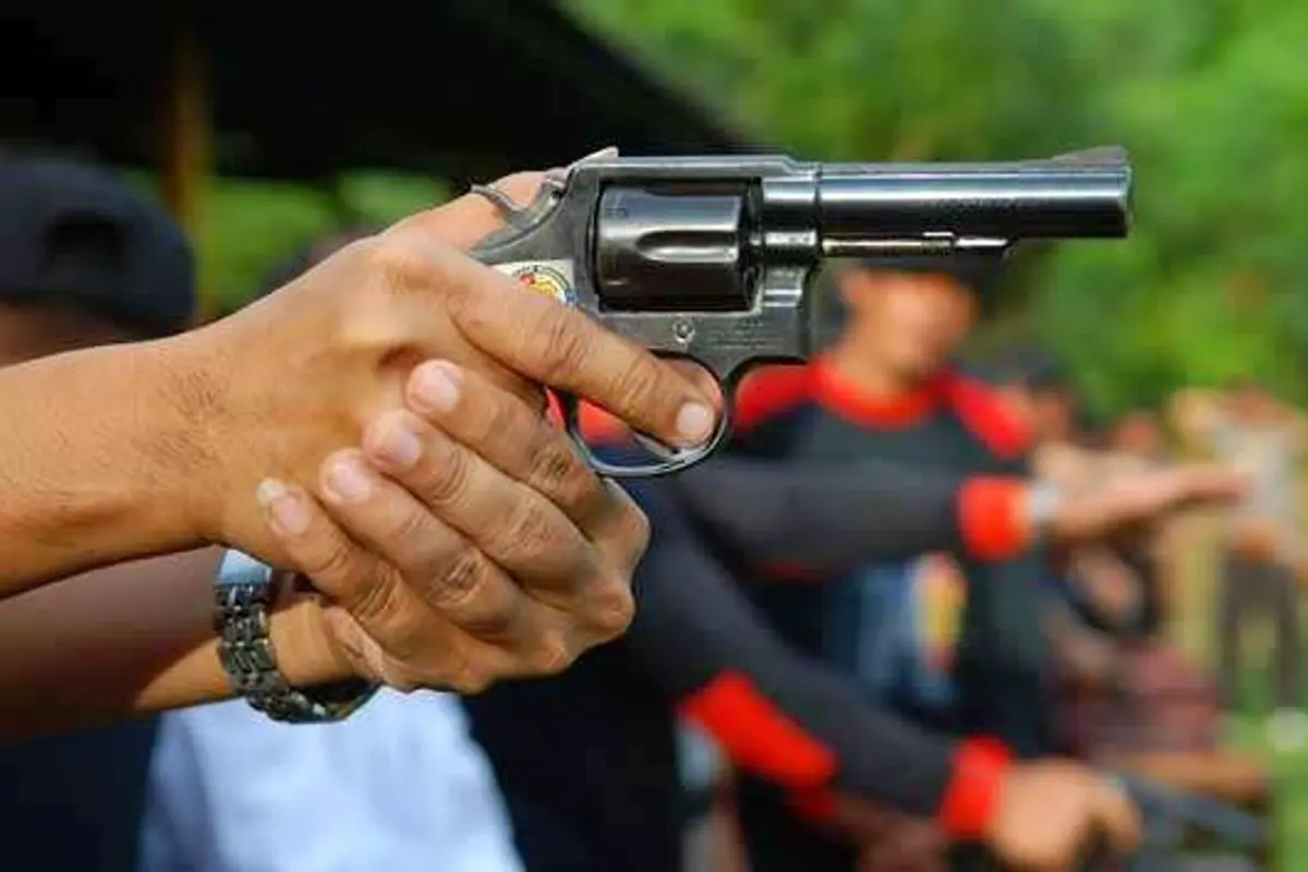 Bikin Ngakak! Ternyata 4 Polisi Ini Latihan Menembak Pakai Panci!