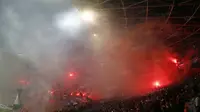 Aksi Suporter Persija Jakarta saat mendukung timnya melawan PSM Makasar pada laga Trofeo Persija  di Stadion Utama Gelora Bung Karno, Jakarta, Sabtu (9/4/2016). (Bola.com/Nicklas Hanoatubun)