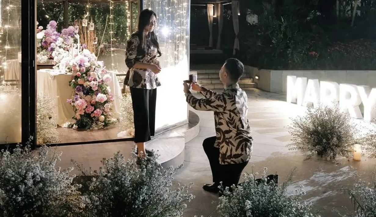 <p>Lantas Jess pun berlutut dihadapan Sisca Kohl sambil membawa sebuh cincin. Sambil menangis Sisca pun menjawab &ldquo;iya&rdquo;</p>