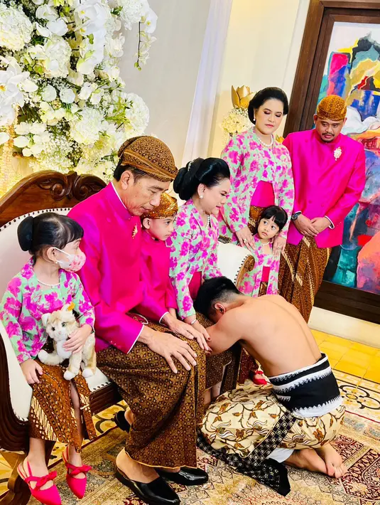 Kaesang Pangarep (kanan) melakukan prosesi sungkeman terhadap Presiden Joko Widodo atau Jokowi berserta Ibu Negara Iriana jelang pernikahannya di kediaman, Sumber, Kota Surakarta, Jawa Tengah, Jumat (9/12/2022). Saat prosesi sungkeman, Jokowi menitipkan pesan kepada anak bungsunya tersebut. (Tim Media Pernikahan Kaesang-Erina)