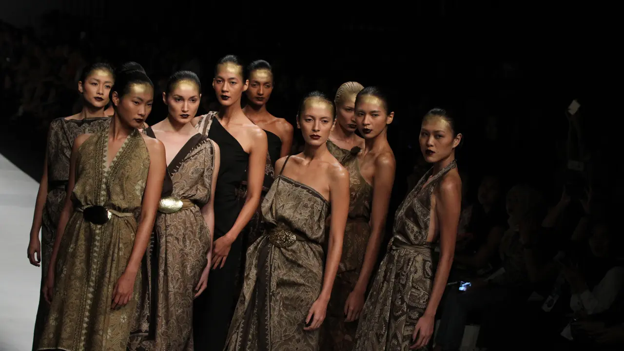 Oscar Lawalata Bawa Atmosfir Jawa di Panggung JFW 2015