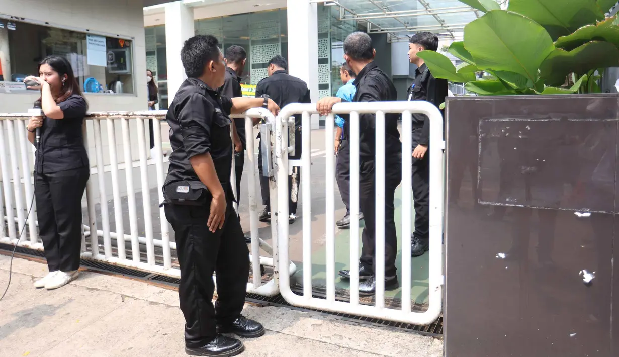 Petugas keamanan berjaga di pintu masuk gedung Badan Gizi Nasional (BGN) di Jalan Kebon Sirih, Menteng, Jakarta Pusat, Rabu (3/6/2026), menyusul pergantian jajaran pimpinan di lembaga tersebut. (Kapanlagi.com/Budy Santoso)
