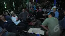 Suasana kediaman Olga Syahputra di Jalan Kresna Raya no. 4 Duren Sawit, Jakarta Timur, Jumat (27/3/2015). Warga mulai berdatangan untuk mengucapkan belasungkawa (Liputan6.com/Faisal R Syam)